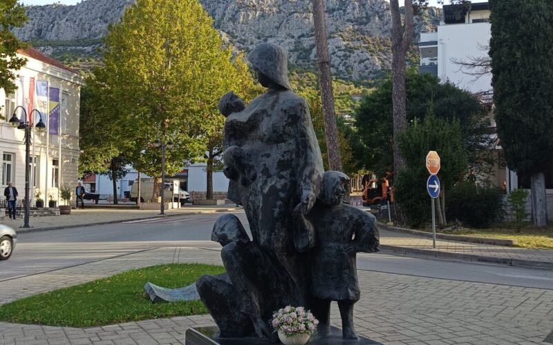 Spomenik majci
