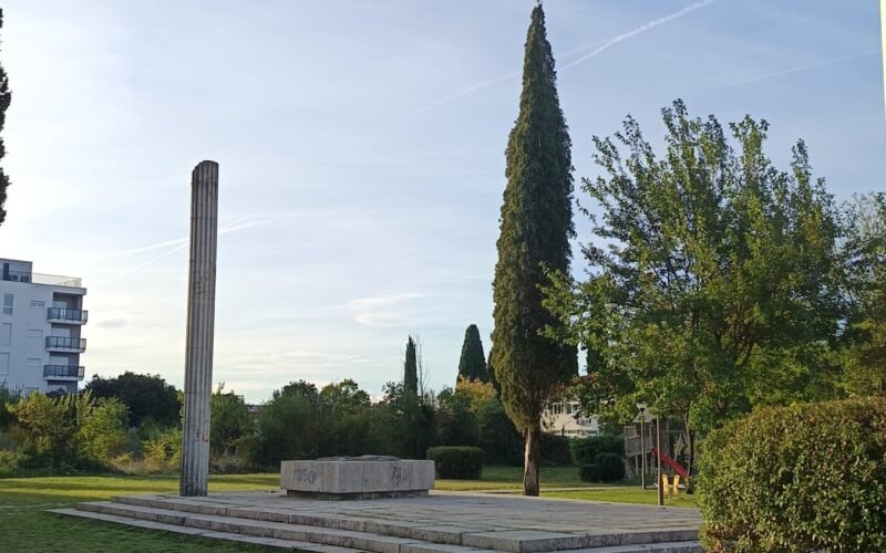 Spomenik u parku